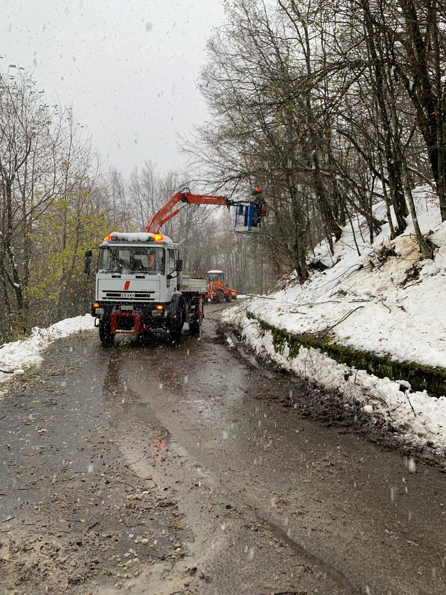 provinciamodena's tweet photo. ⚠️@AllertaMeteoRER⚠️
#SP38 tra Frassinoro e Pievepelago i nostri tecnici al lavoro per mettere in sicurezza la strada! si raccomanda prudenza!
@trc_tv @Modenaindiretta @gazzettamodena @PLdelFrignano @Carlino_Modena @DPCgov @RADIOBRUNO1 @PLdelFrignano @Ansa_ER @PLBologna https://t.co/6pdZJ1ycYp