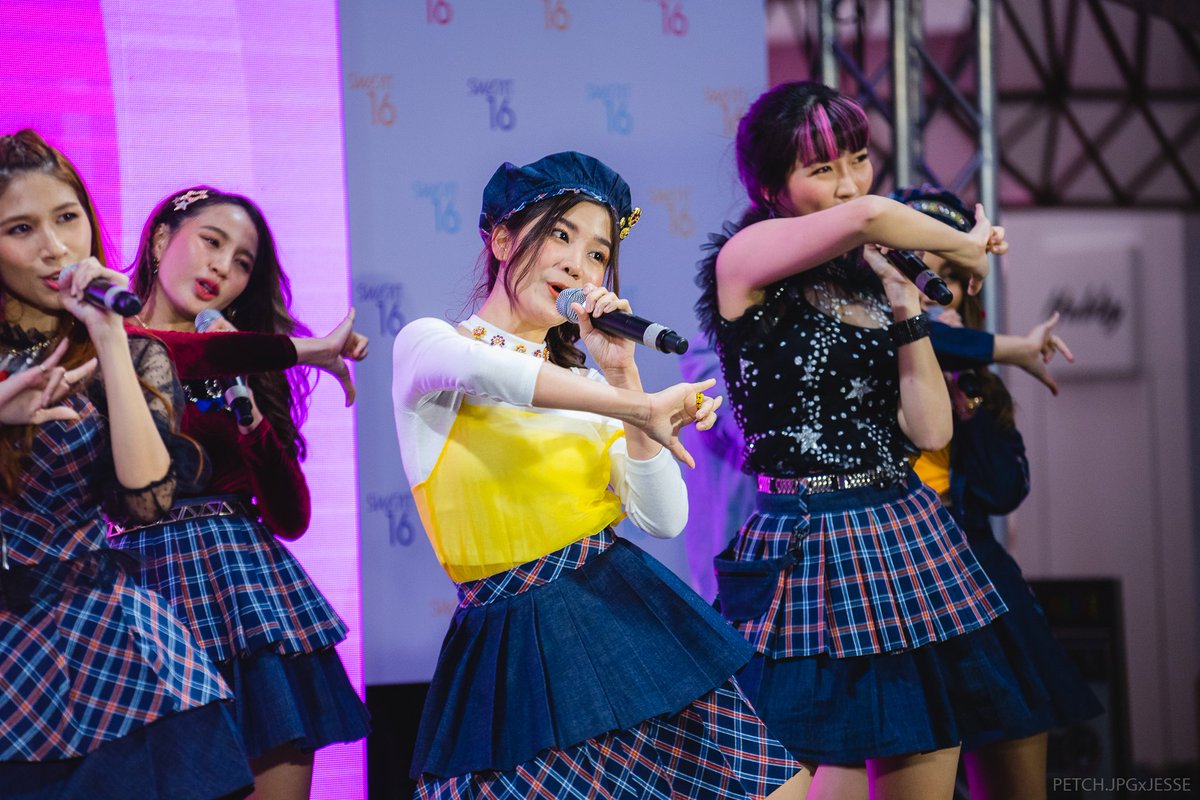 aopnormal's tweet image. YELLOW GIRL 🏵️

171119 @ The Market 
facebook.com/pg/PetchGaller…

📷 : @hyperdunkjesse 
#PetchSweat16 #Sweat16 #SWEAT16OHAYO