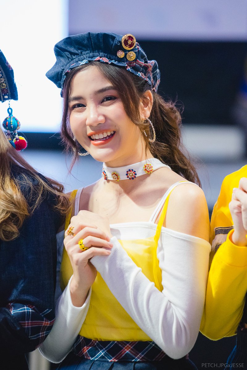 aopnormal's tweet image. YELLOW GIRL 🏵️

171119 @ The Market 
facebook.com/pg/PetchGaller…

📷 : @hyperdunkjesse 
#PetchSweat16 #Sweat16 #SWEAT16OHAYO