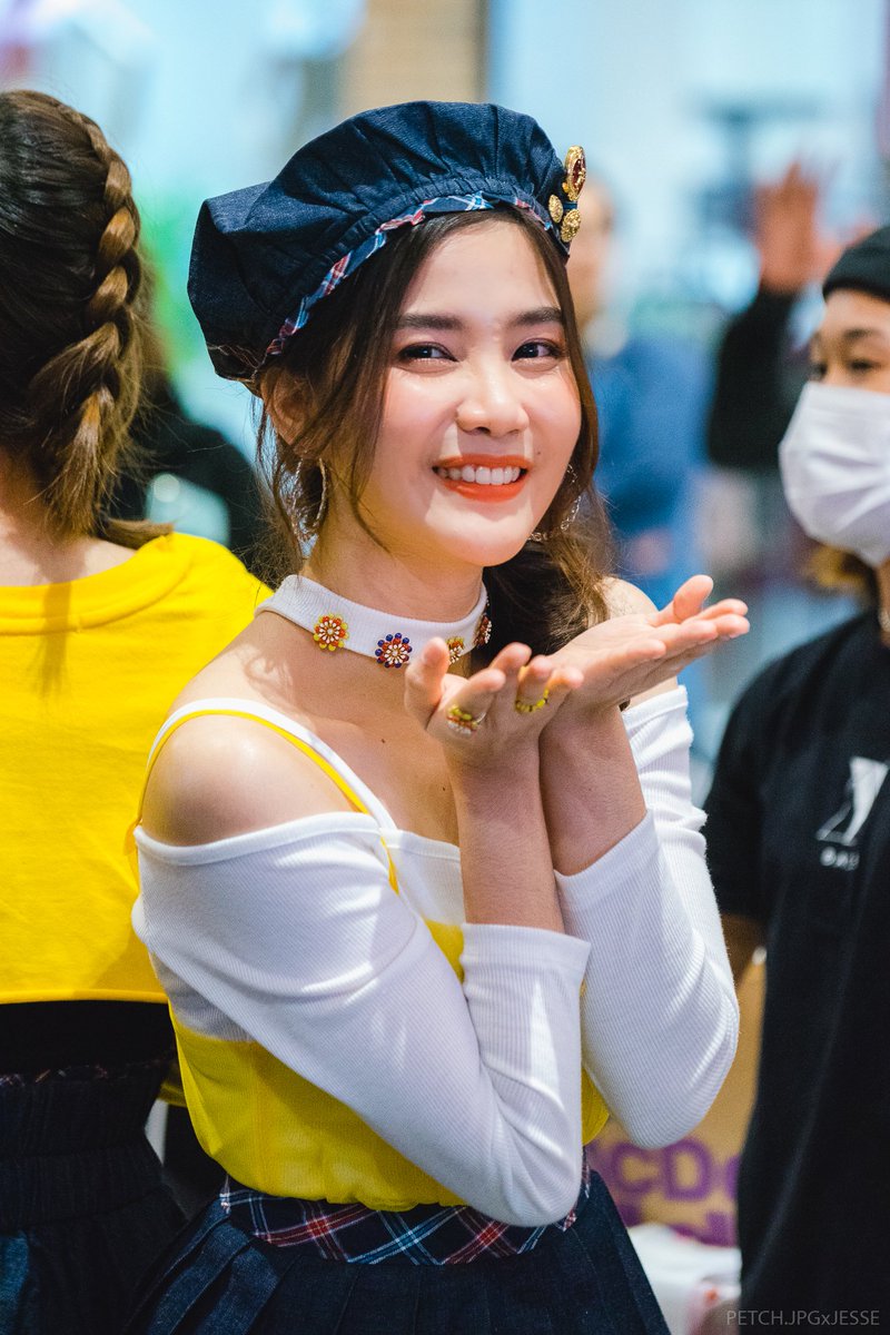 aopnormal's tweet image. YELLOW GIRL 🏵️

171119 @ The Market 
facebook.com/pg/PetchGaller…

📷 : @hyperdunkjesse 
#PetchSweat16 #Sweat16 #SWEAT16OHAYO