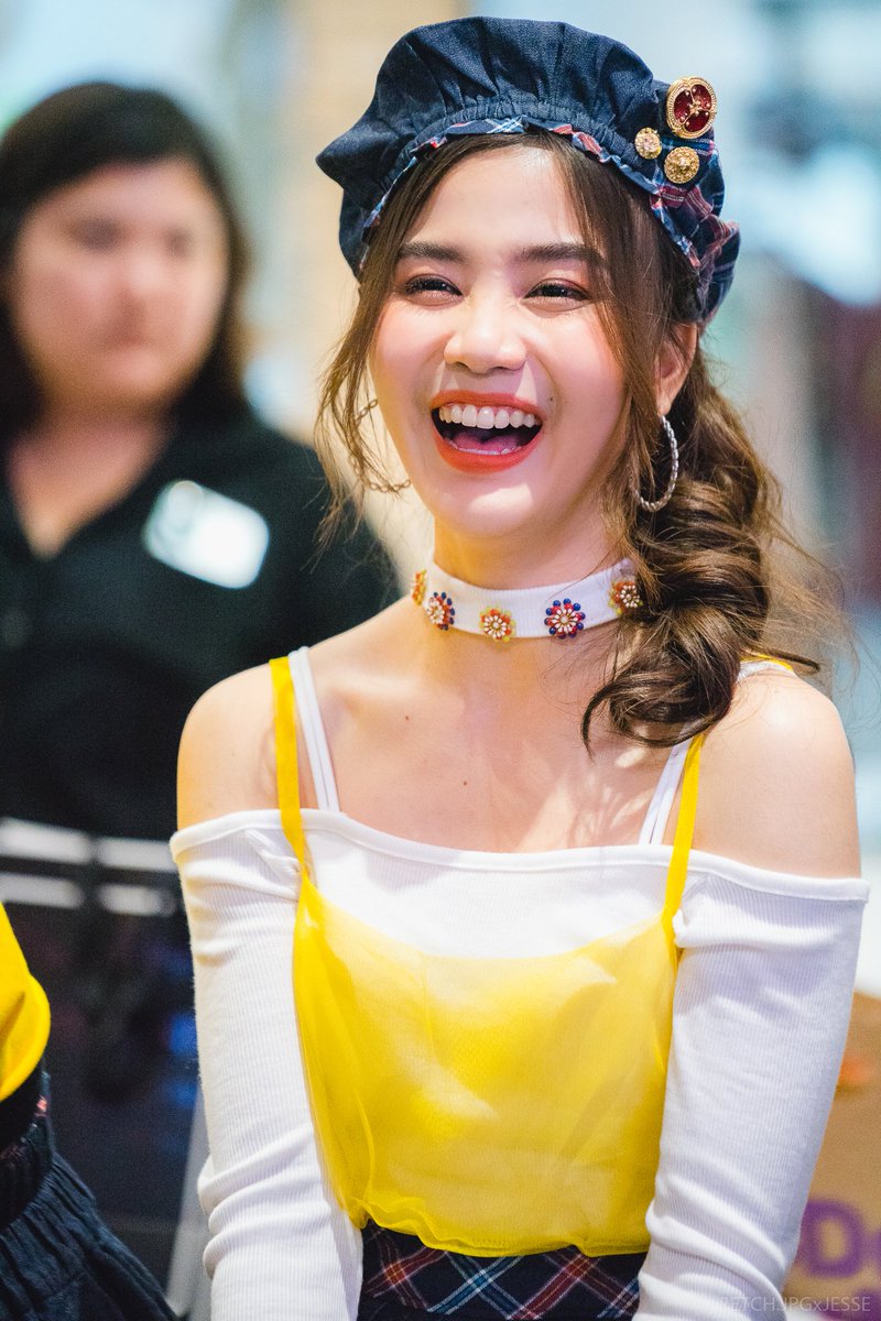 aopnormal's tweet image. YELLOW GIRL 🏵️

171119 @ The Market 
facebook.com/pg/PetchGaller…

📷 : @hyperdunkjesse 
#PetchSweat16 #Sweat16 #SWEAT16OHAYO