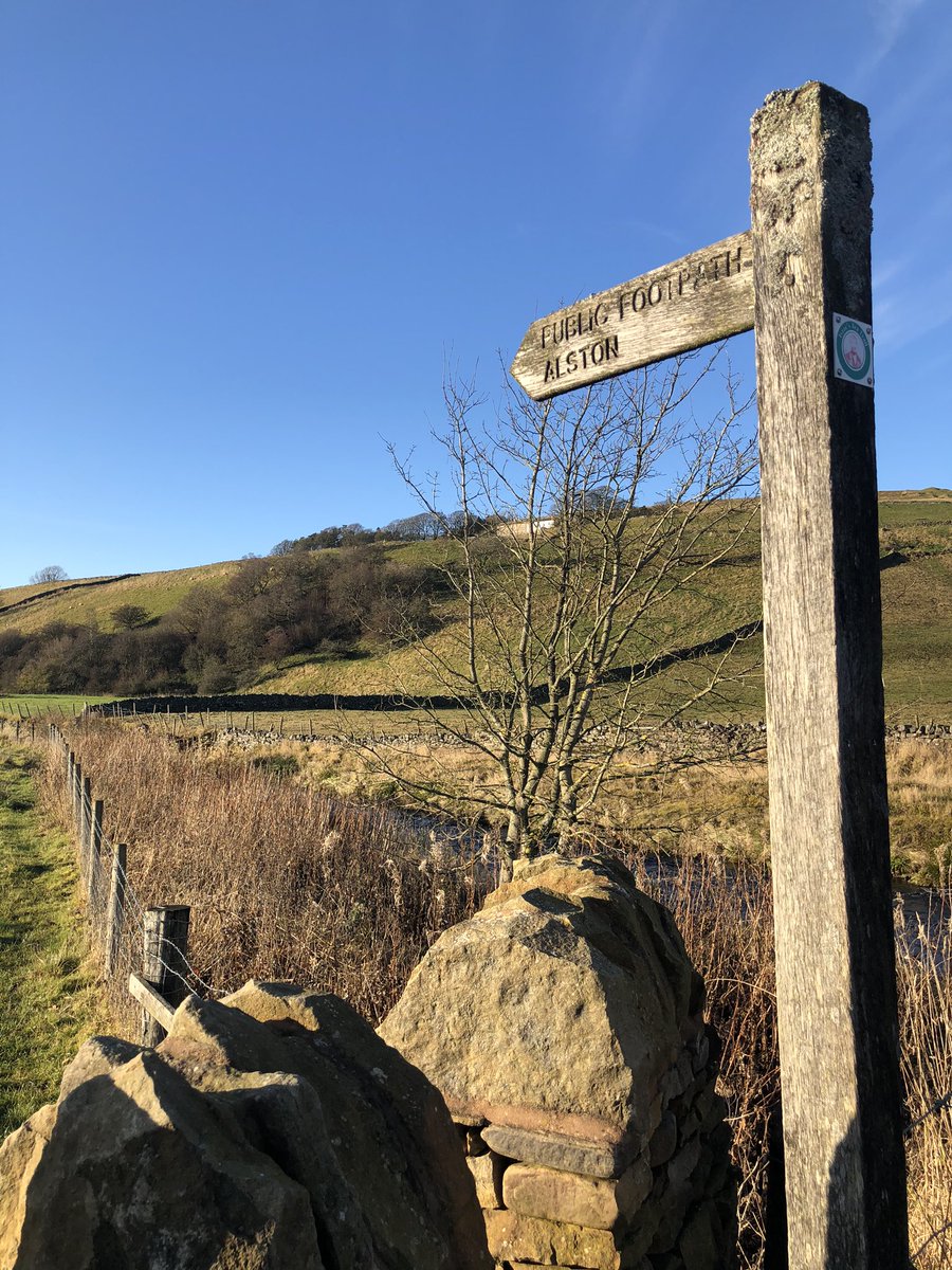 RFMCoaching's tweet image. Breaking up travel back down south with frosty amble around Alston 

Stopped by sheep jam along the way 🐑 

Tasty refuel afterwards by take away veggie box @baba_kendal 

#WAATeam up north 🇬🇧