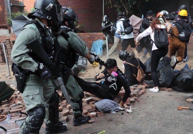 white_bearbearr's tweet photo. MURDERER! Gun to the head! Please spread the brutality of Hong Kong police to the world!!!
#PolyU 
#hongkongpolicebrutality 
#ProtectHKStudents https://t.co/2aujFz9iV7