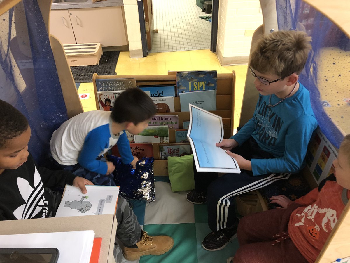 JillPTEACHER's tweet photo. Longfellow Spirit Week -Monday- Reading Buddies #pkp #longfellowbears #oakpark97 https://t.co/3bujJbGTRY