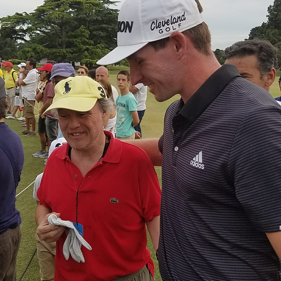 PGATAmericasESP's tweet photo. Brandon Matthews 🇺🇸 falló un putt que le habría dado la posibilidad de seguir luchando por el 🏆del #VisaOpenbyMacro . ¿La razón de su fallo? Un señor con Síndrome de Down hizo un sonido involuntario en el momento menos oportuno.
Matthews se acercó e hizo esto
#Golf #caballero https://t.co/bcsYErb79u