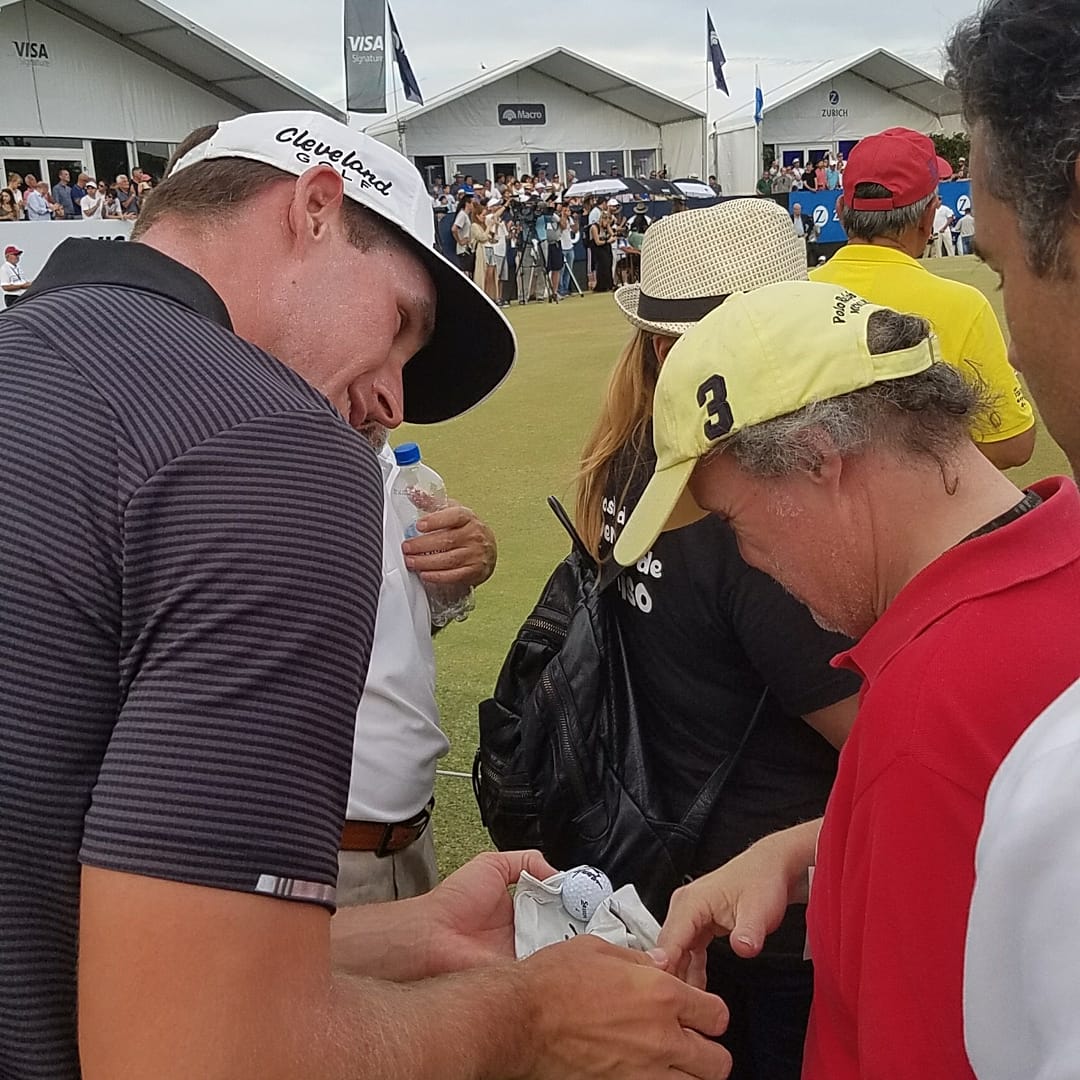 PGATAmericasESP's tweet photo. Brandon Matthews 🇺🇸 falló un putt que le habría dado la posibilidad de seguir luchando por el 🏆del #VisaOpenbyMacro . ¿La razón de su fallo? Un señor con Síndrome de Down hizo un sonido involuntario en el momento menos oportuno.
Matthews se acercó e hizo esto
#Golf #caballero https://t.co/bcsYErb79u