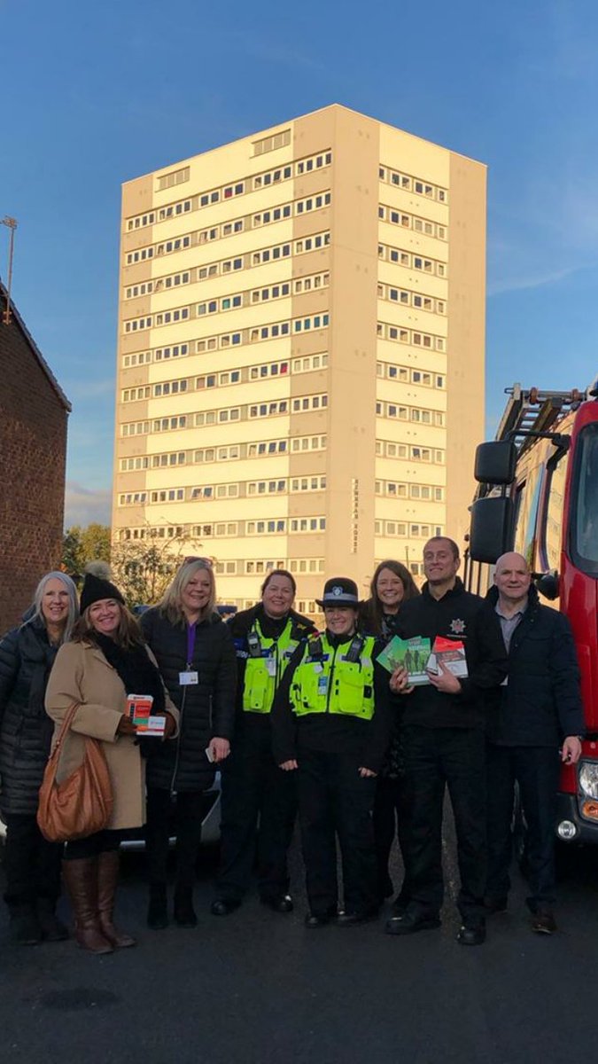 Some great partnership working helping our communities today to stay safe well and warm. #SolihullSafeWellandWarm @Solihullhousing <a href="/ageuksolihull/">Age UK Solihull</a> @SHPartnerships <a href="/SmithswoodWMP/">Smith's Wood, Kingshurst & Castle Bromwich Police</a> @solihullfire