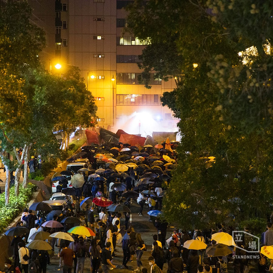 cacaron12's tweet photo. [2145] The material chain marched forward with the front line and shouted "Into poly, save students." During the period, the water guns fired water several times and did not hinder the citizens.
#PolyUHK https://t.co/LF3zVE5pfK