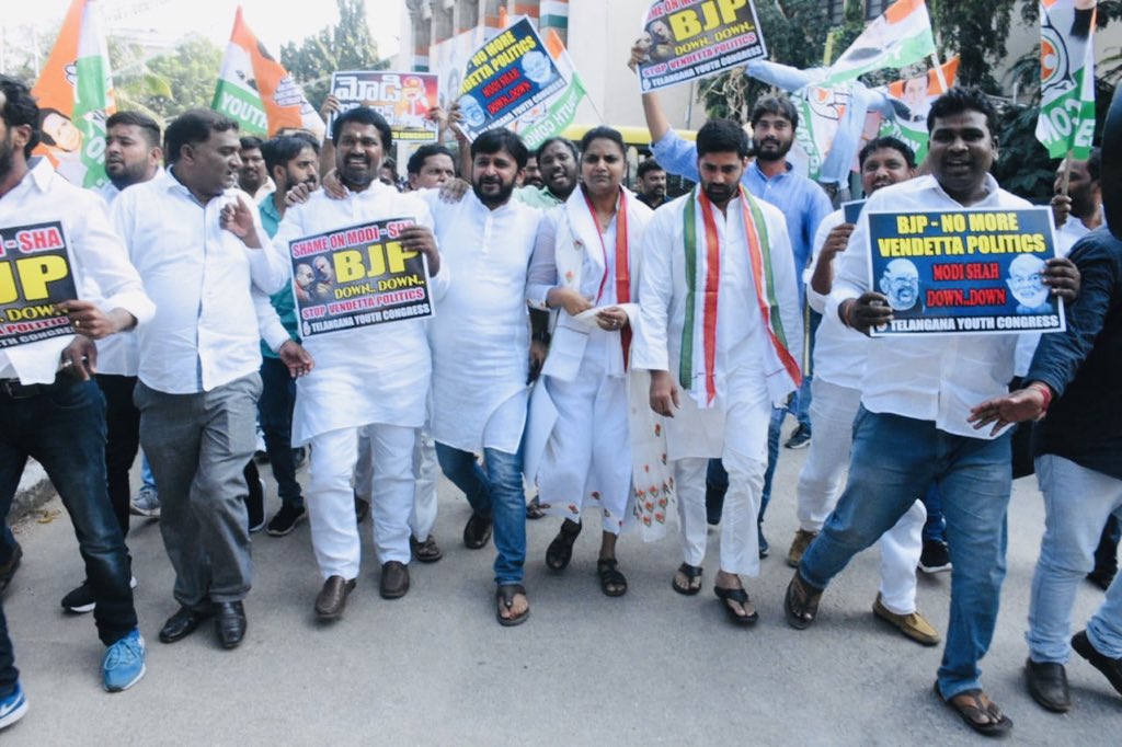 IYCTelangana's tweet photo. भारत की सुरक्षा, विकास और सम्मान के लिए बलिदान देनेवाले गांधी परिवार कांग्रेस अध्यक्ष श्रीमती सोनिया गांधी जी और श्री @RahulGandhi जी की SPG सुरक्षा को हटाने पर मोदी सरकार के विरुद्ध तेलंगाना यूथकांग्रेस ने प्रदर्शन किया #UndemocraticModi #HitlerModi #GetWellSoonBJP #DisasterModi https://t.co/31bcUDUjIR
