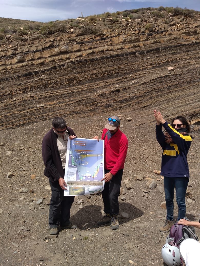 Amazing <a href="/lobefringe/">Lobe3</a> fieldtrip in the #NeuquenBasin looking at stunning deep-water lobes outcrops of the #LosMolles with a fantastic group of sponsors with so much discussions on #dirtysandstone #lobefringes #syntopostrifttransition and of course #Malbec