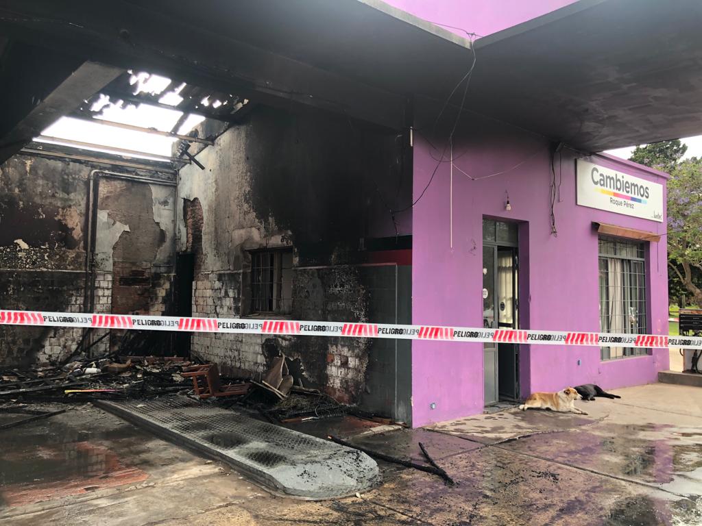 AlexCampbellOK's tweet photo. Un acto de vandalismo que debe ser repudiado por todos. Incendiaron nuestro local partidario #JuntosPorElCambio #RoquePérez. Lo que la política NO debe ser. Seguimos defendiendo, siempre, la política del diálogo y el respeto #ViolenciaNo Fuerza @JuanchoCravero y a todo el equipo! https://t.co/65NTq565vo
