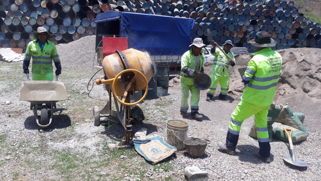 CarreterasBo's tweet photo. #Cochabamba
Microempresa de conservación vial elabora balizas de señalización vertical que serán colocadas en el tramo #Quillacollo - #Suticollo
#MiCarretera es #Segura https://t.co/WUg3rN0WUP