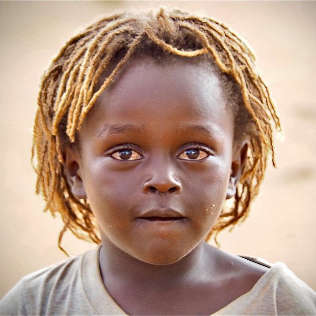 VeraClasse's tweet photo. 💛 Ciao, sono una bimba di cultura rasta. Sono venuta al fiume per riempire la nostra tanica d’acqua. La riporterô piena al villaggio e ci servirà per dissetarci e cucinare il cibo. E tu cosa fai qua?
#etiopia #ethiopia #africa #travel #veraclasse #po… https://t.co/FQrYLWJ2ti https://t.co/OihOEUEufX