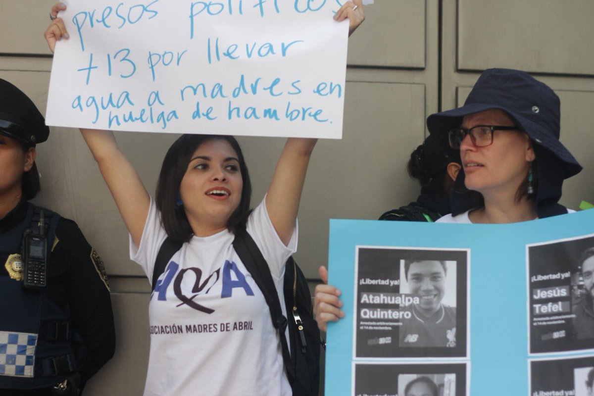 AmnistiaOnline's tweet photo. La solidaridad no es delito. @MadresdeAbril exige frente a la Embajada de Nicaragua en México @DenisCanciller la liberación de los 13 activistas detenidos el 14 de noviembre y las más de 130 personas que aún siguen en prisión a raíz de la crisis en #Nicaragua. #SOSNicaragua https://t.co/ulp1C0lc6m