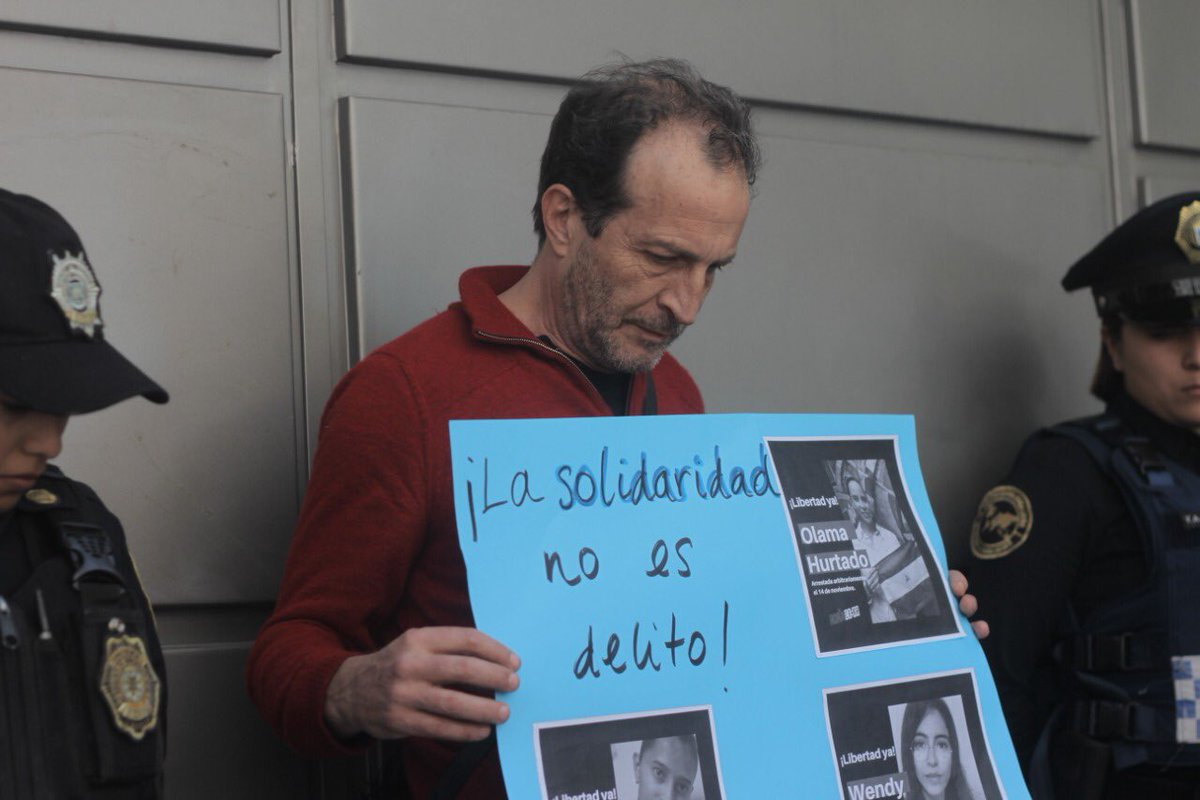 AmnistiaOnline's tweet photo. La solidaridad no es delito. @MadresdeAbril exige frente a la Embajada de Nicaragua en México @DenisCanciller la liberación de los 13 activistas detenidos el 14 de noviembre y las más de 130 personas que aún siguen en prisión a raíz de la crisis en #Nicaragua. #SOSNicaragua https://t.co/ulp1C0lc6m