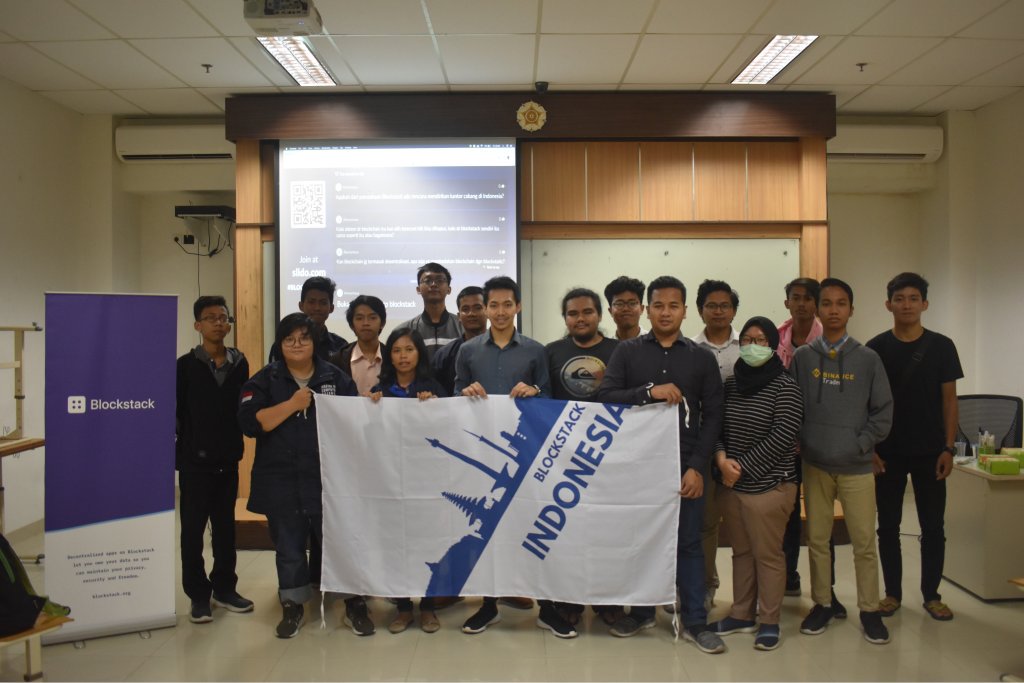 StacksCommunity's tweet image. Snapshots from #BlockstackGlobal community meetups:
🇪🇸Mirlo & Alex presenting @blockstack to the @blockMAD & @os_weekends communities in Madrid
🇮🇩@hdriqi & friends at the first #BlockstackIndonesia meetup in Yogyakarta
🇳🇬@olisado leading a meetup in Enugu, Nigeria