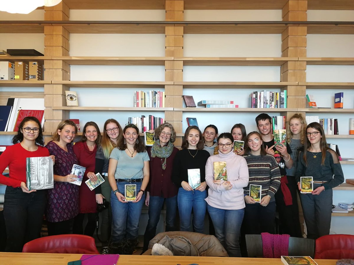 lvbmorez39's tweet photo. Les élèves du club lecture sont all��s à la rencontre de l'écrivaine américaine Jean Hegland. Moments magiques et riches d’émotions pour ces lycéens passionnés de livres!!! Merci à leurs professeurs ! https://t.co/Mtu60Nd5b4