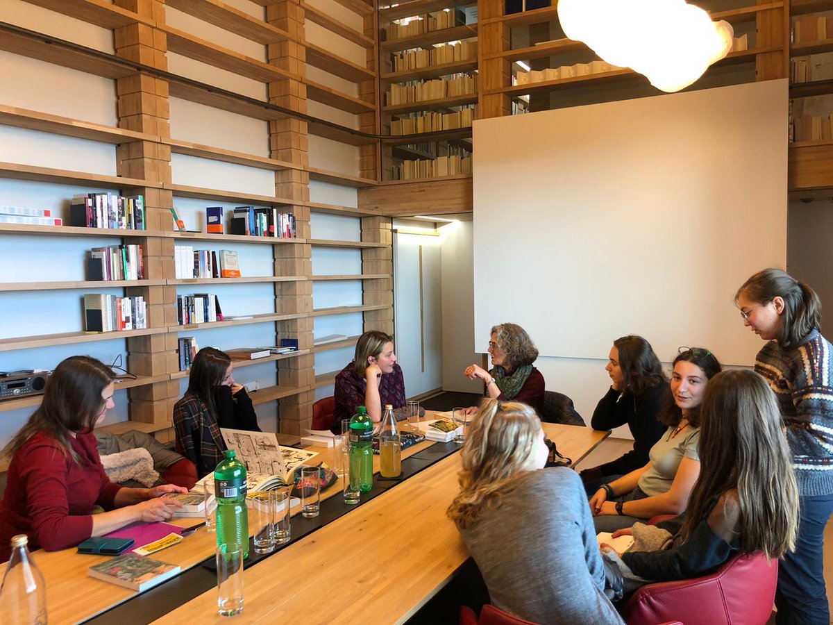 lvbmorez39's tweet photo. Les élèves du club lecture sont all��s à la rencontre de l'écrivaine américaine Jean Hegland. Moments magiques et riches d’émotions pour ces lycéens passionnés de livres!!! Merci à leurs professeurs ! https://t.co/Mtu60Nd5b4