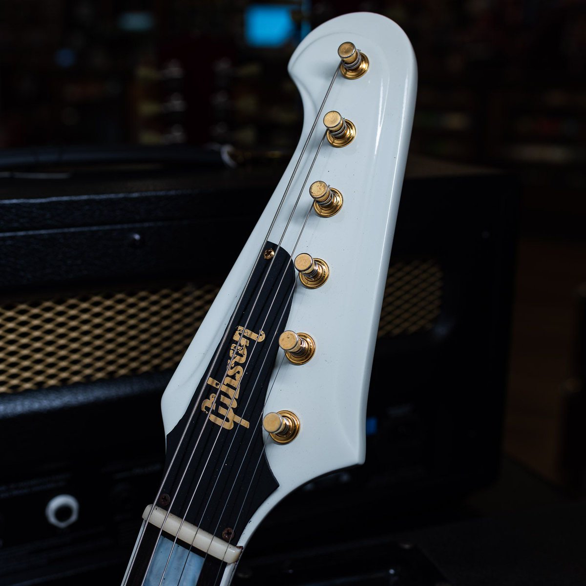 ChicagoMusicEx's tweet photo. This stunning bird spread its wings and flew out of the shop, but we wanted to take a moment to appreciate the all-white wonder of a refin it got! What do you think of the white/gold color combo?
#chicagomusicexchange #firebird #gibsonfirebird #firebirdvii #gearwire #gearybusey https://t.co/rH4xYZ781r