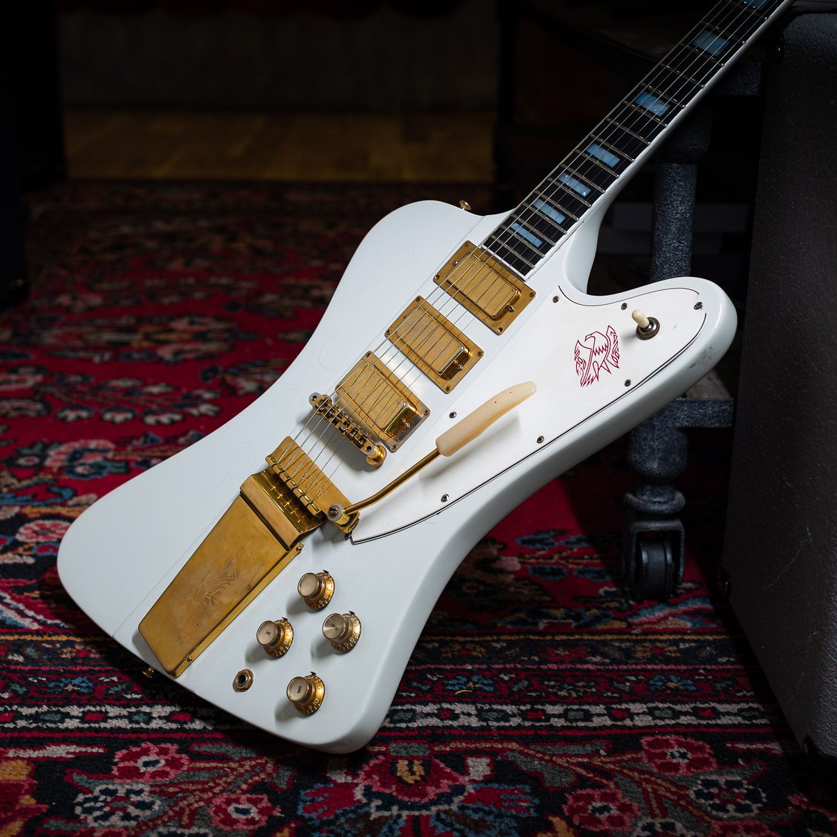 ChicagoMusicEx's tweet photo. This stunning bird spread its wings and flew out of the shop, but we wanted to take a moment to appreciate the all-white wonder of a refin it got! What do you think of the white/gold color combo?
#chicagomusicexchange #firebird #gibsonfirebird #firebirdvii #gearwire #gearybusey https://t.co/rH4xYZ781r