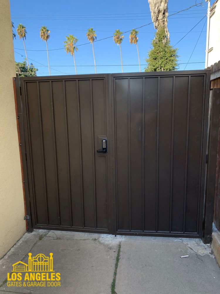 LAGarageGates1's tweet photo. Side gate installation on both sides of the house ,with a mechanical combination door lever. https://t.co/pn6kBMNw58 (310) 299-0996 #DrivewayGateInstallation #LaDrivewayGateInstallation #LA #garagedoors https://t.co/HZVulwHkcs