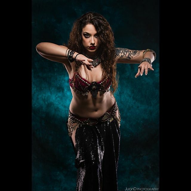 juandphotos's tweet photo. The Queen IIl | Yaiza Tharab
#tribal #sesiondefotos #estudio #fotografo #barcelona #danza #studiophotoshoot #fotografodedanza #orientadance #danzaoriental #bellydance #fusion #tribalfusion #studiolighting #studio #tribalera #gothic #gotica #thequeen #crown #corona #juand #j… https://t.co/yV1LZ7RU7V