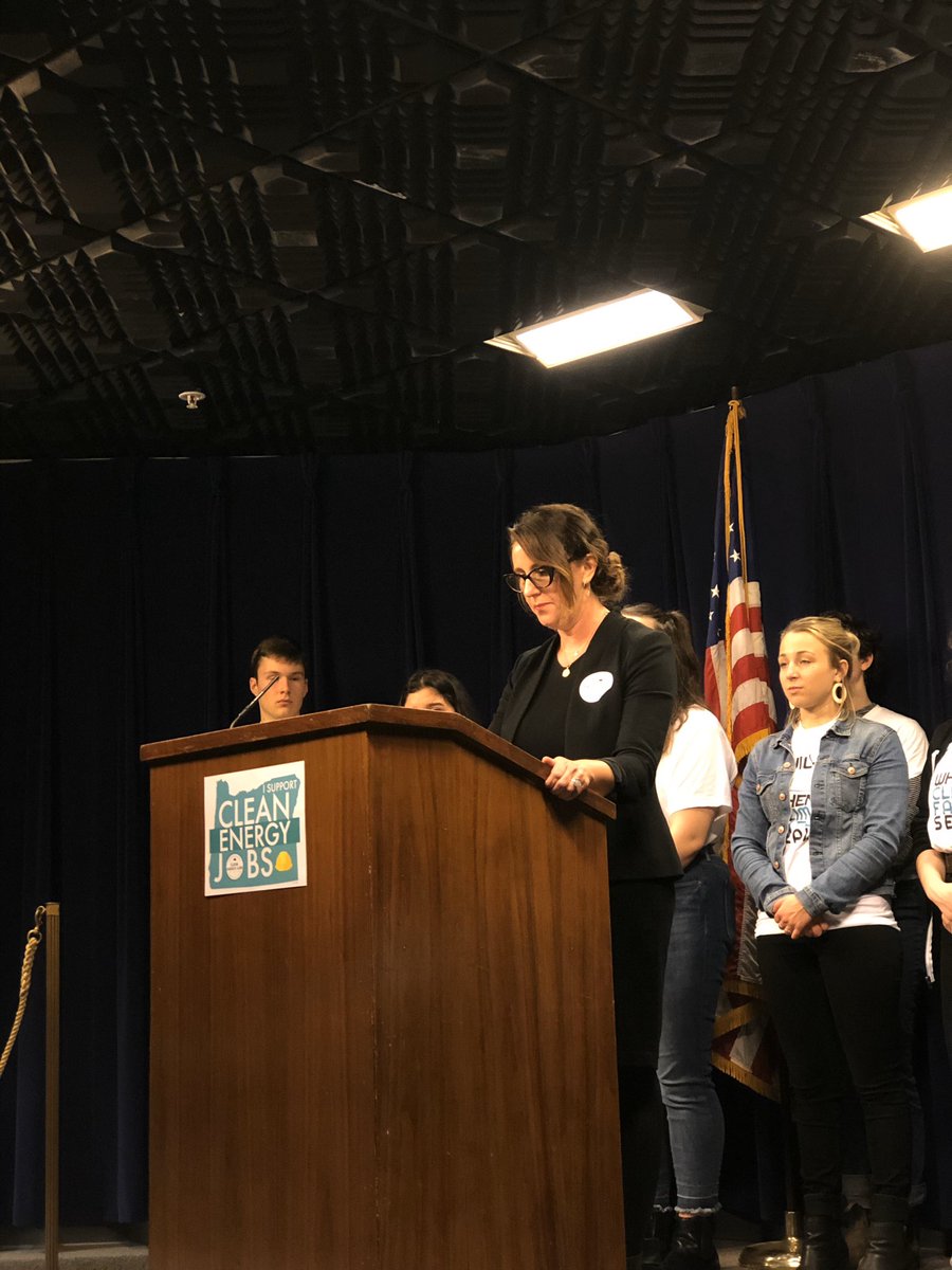 youthignitechng's tweet photo. @RenewOregon Tera Hurst, youth climate activist Angelique, and climate scientists educated about #CleanEnergyJobs and how to #SaveOurPlanet. Time to take #ClimateActionNow, Oregon state Senators and Reps. https://t.co/yPvyvLZyGk