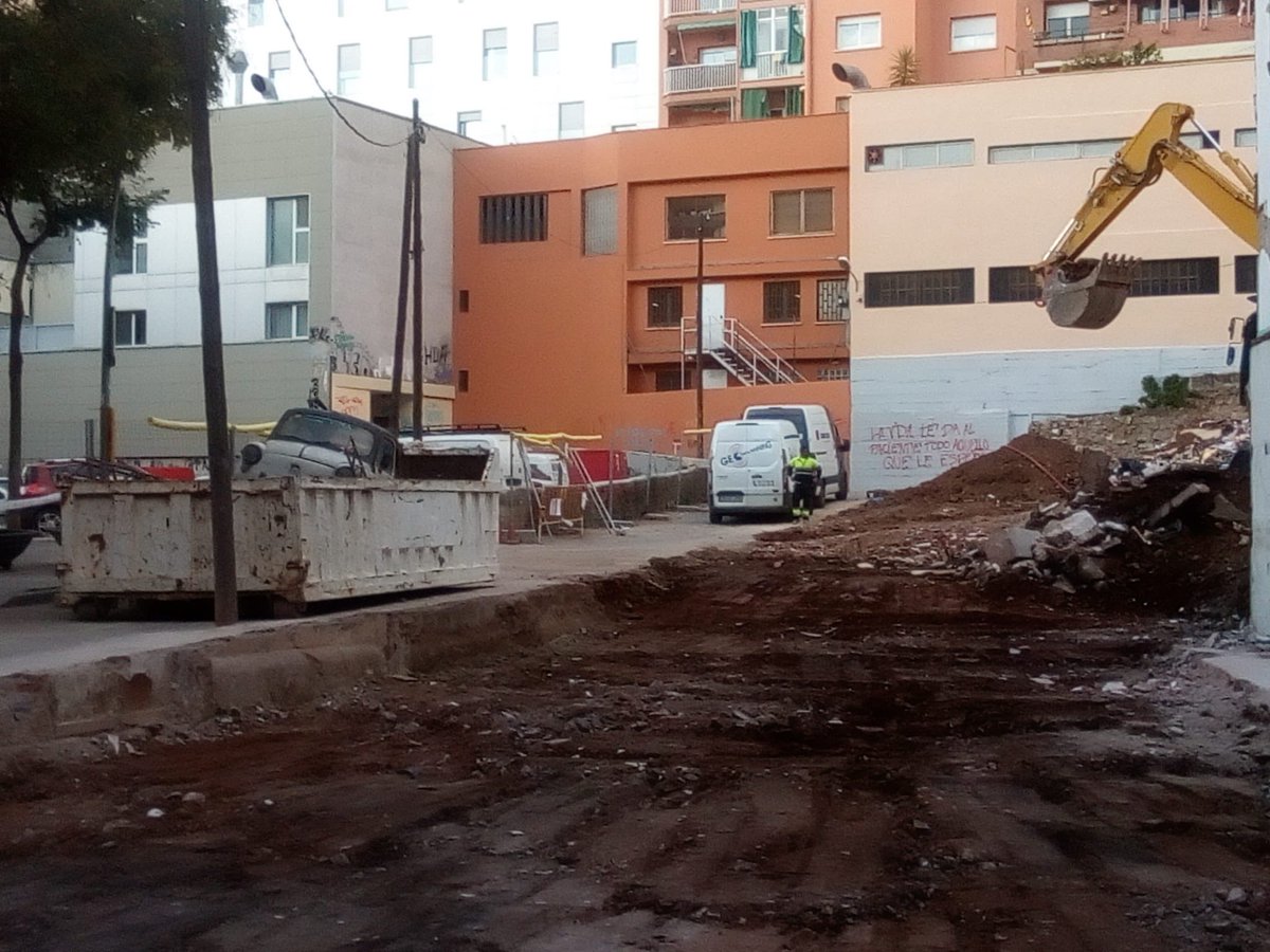 Barcelona, barrio del Guinardó. Unos operarios derriban una nave, y lanzan al container los desechos...