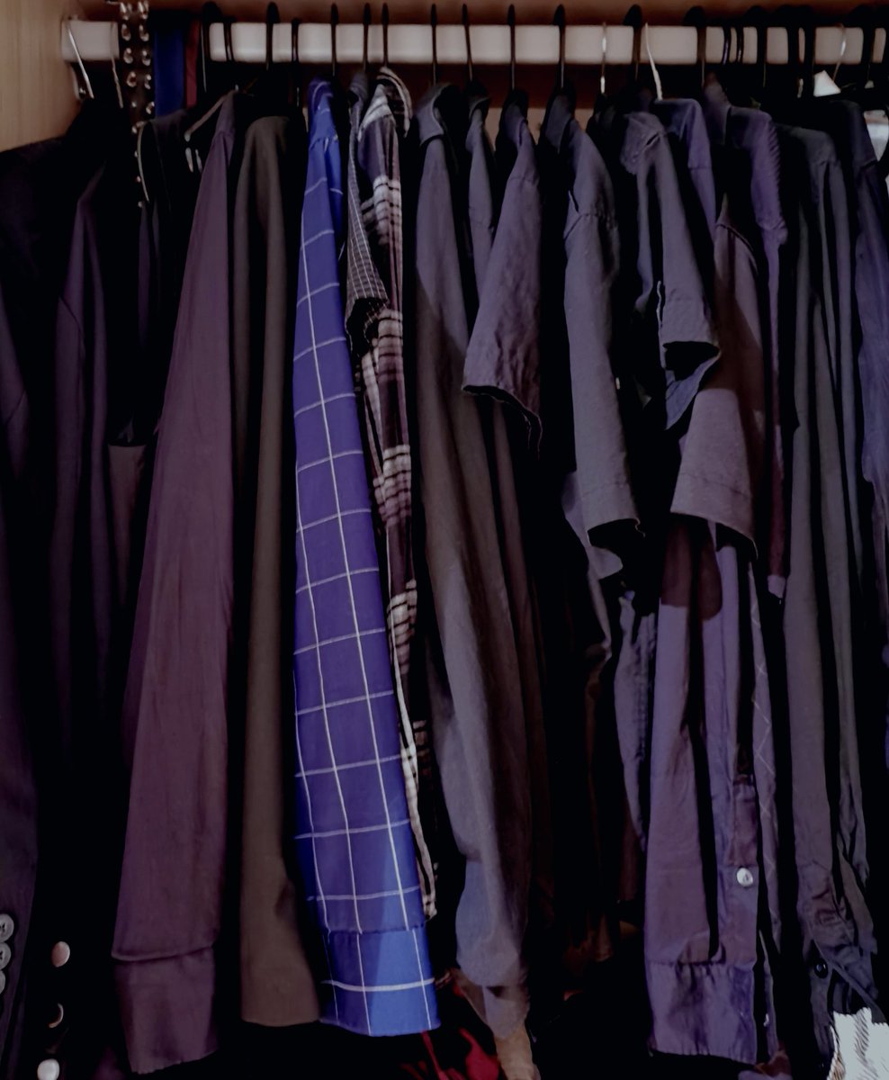 SamSoulesque's tweet photo. 3. 90% meiner Garderobe ist Schwarz,... weil ich zu faul bin mehr als ein Waschmittel zu kaufen.
(Ps: ja das sind meine 😅)
#Samfacts https://t.co/YhwBHGuliW