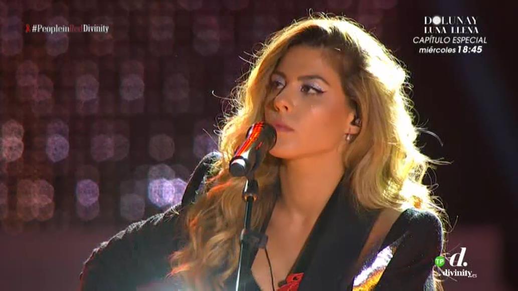 divinity_es's tweet photo. .@miriamrmusic_ no necesita más que una guitarra y su voz para enamorarnos ❤ #PeopleInRedDivinity https://t.co/JwEUkveHv0 https://t.co/DoZkpZzD4e
