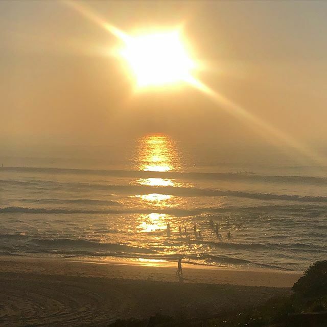 SocialMediaSi's tweet photo. Morning BIRTH- day, smoky haze over bondi beach!  #bondibeach #sunrise https://t.co/bW3pYRrQV5 https://t.co/x1UgHAiOBl