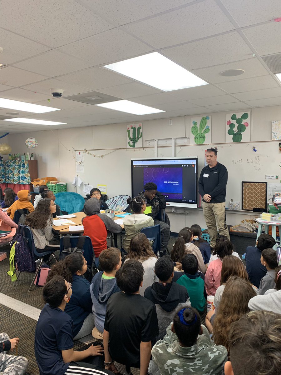 melodee1578's tweet photo. Mr. Grande talking about being an xojet captain ! #citationx @LKDowningPhoto @AllieJo97378411 #teachin2019 https://t.co/uPCPeW6DvD