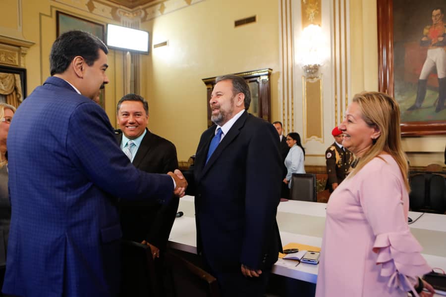 RT @VTVcanal8: #EnFotos| President @NicolasMaduro receives members of the National Dialogue Table in Miraflores
#UniónDefensaYPaz