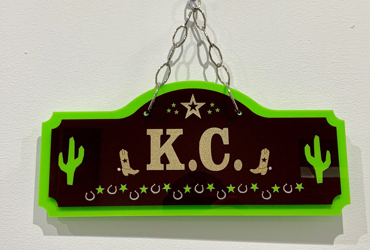 P22NOO's tweet photo. Stable Plaques, Now available with hanging chains, thousands of designs. #noothings #stableplaques #equestrianstyle #horselover #ponyhour #TopHorseTweets https://t.co/61v9RE9e71