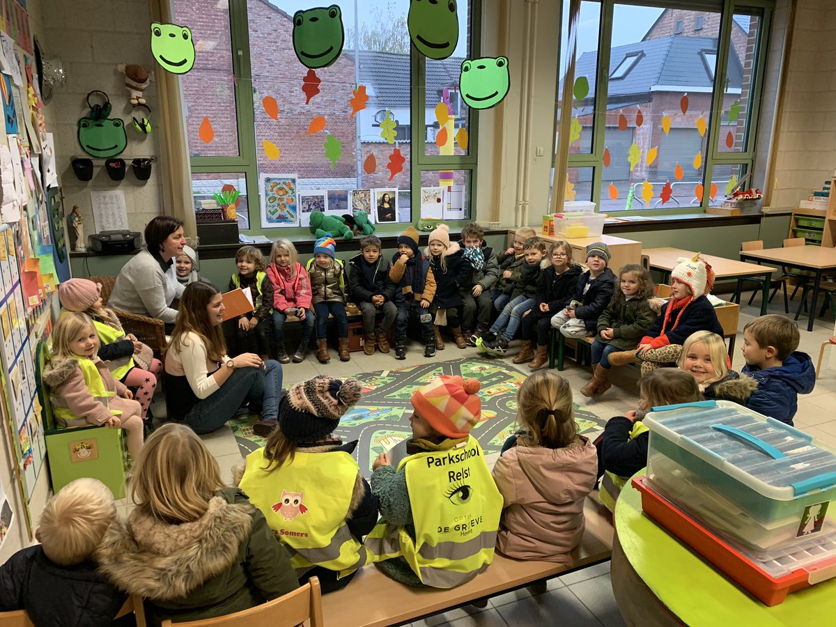 ParkschoolRelst's tweet photo. Wat te doen op een regendag ... #voorleesweek #elkejufineenandereklas https://t.co/8pNTM7QKC3