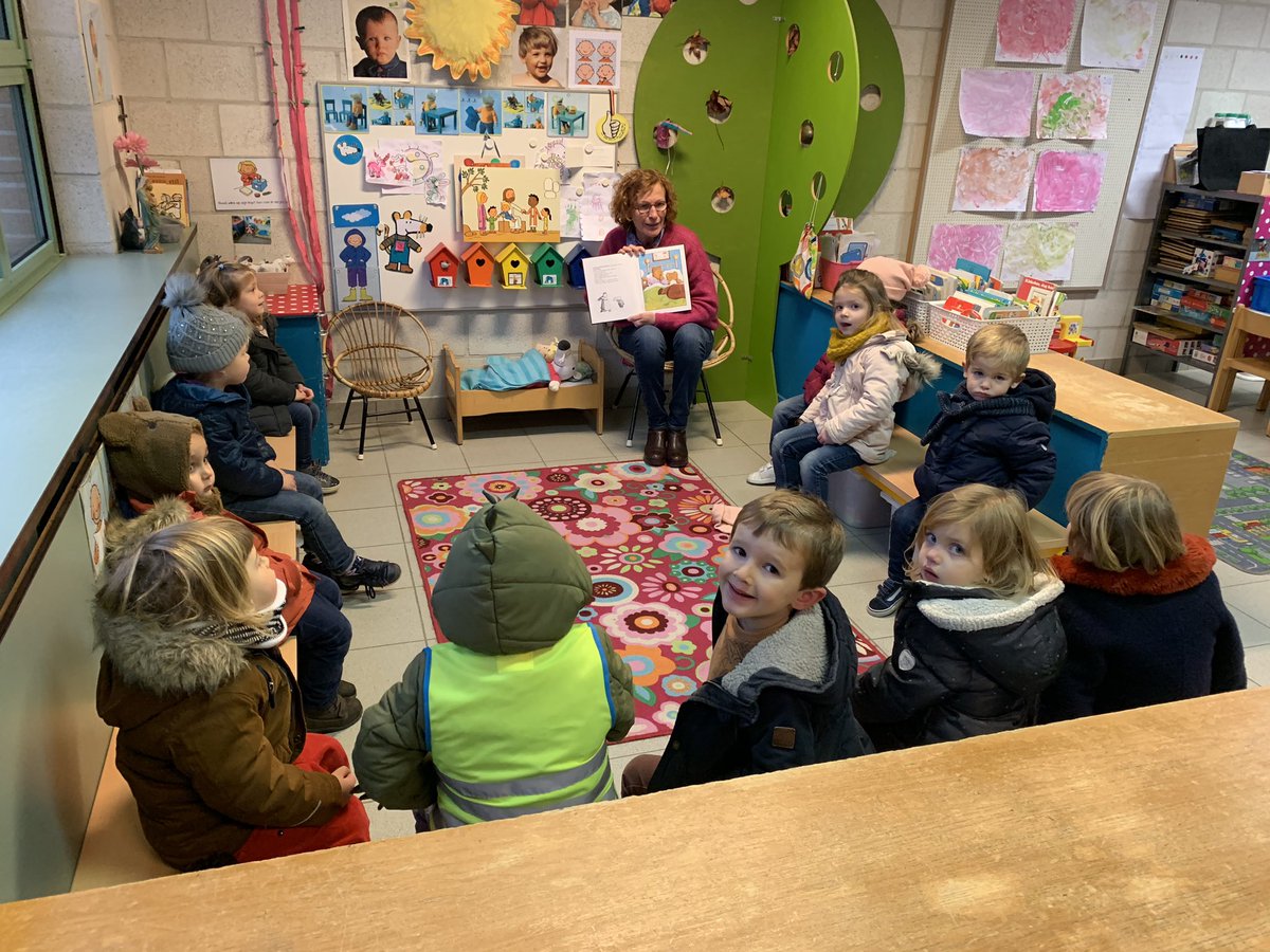 ParkschoolRelst's tweet photo. Wat te doen op een regendag ... #voorleesweek #elkejufineenandereklas https://t.co/8pNTM7QKC3