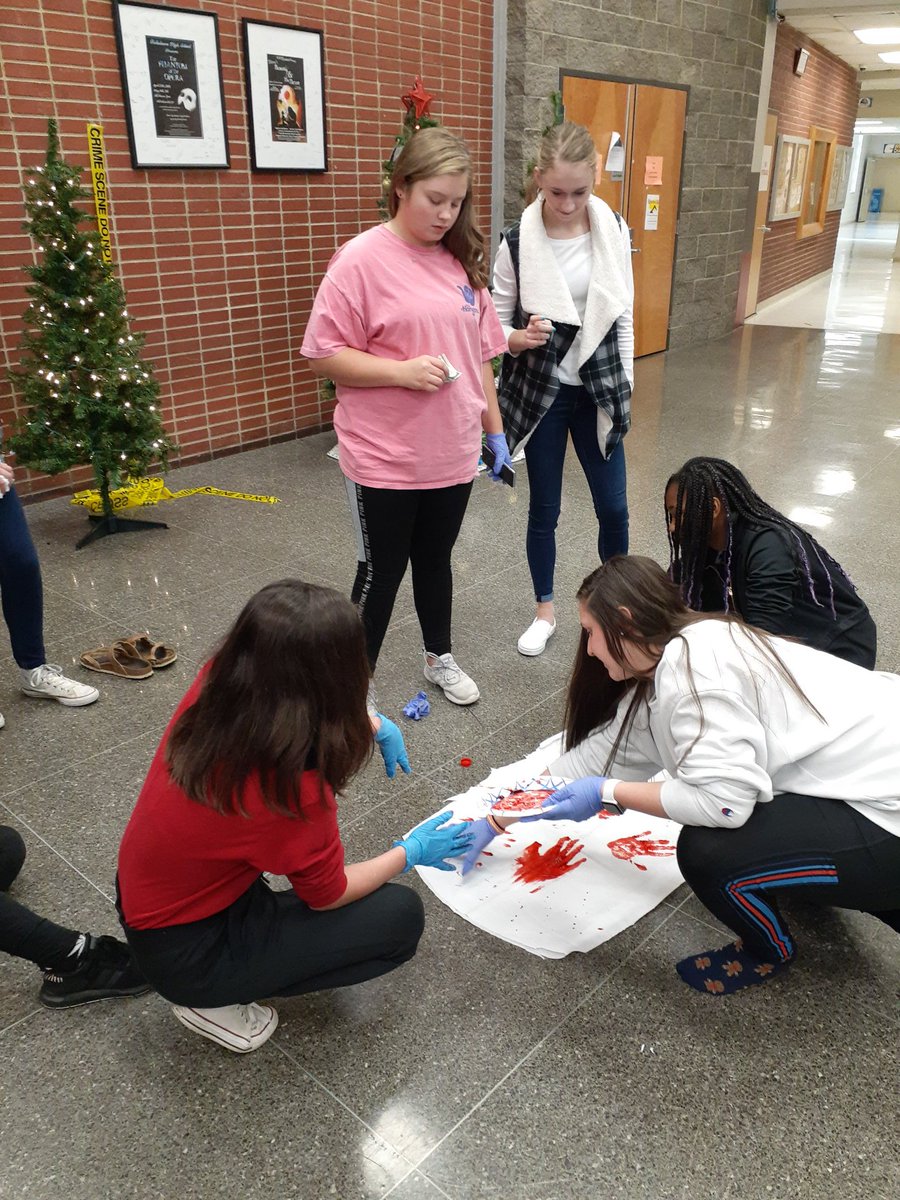THSCJClub1's tweet photo. THS Criminal Justice Club has their tree up. #THSCJ https://t.co/NYt2PeI5Qn