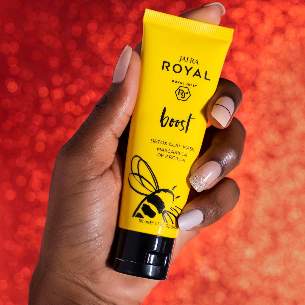 JAFRACosmetics's tweet photo. Healthy skin is in the hand of the 🐝-holder! #Thankyou, JAFRA ROYAL Boost Detox Clay Mask, for being infused with superfood ingredients + Royal Jelly RJ˟. https://t.co/P7yBC7C5U2