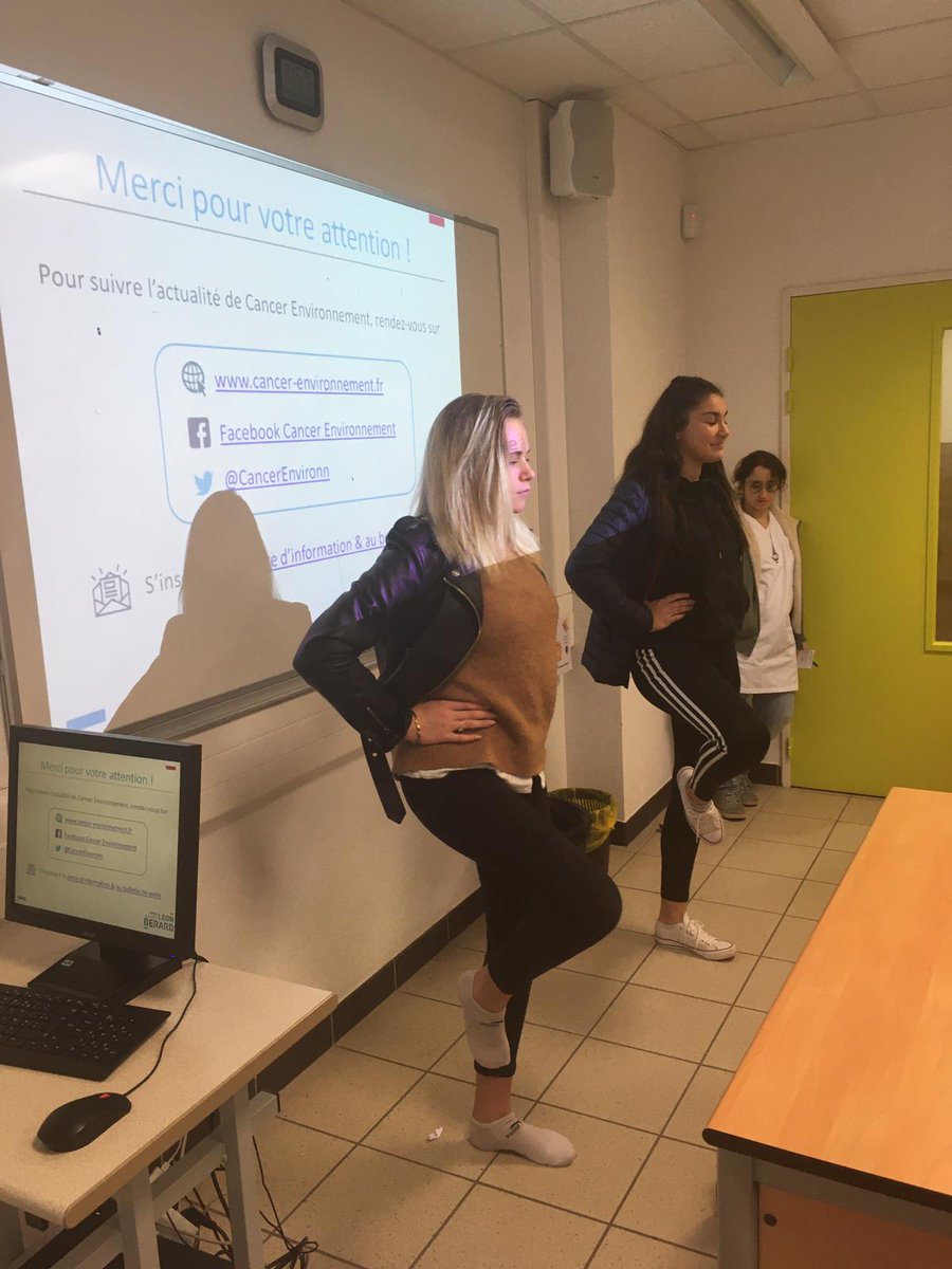 CancerEnvironn's tweet photo. La semaine dernière nous étions à @villedupuy pour parler #activitephysique & #nutrition avec les 2ndes et Terminales du Lycée Simone Weil. Quiz et tests d'équilibre au programme !
#prevention
#prendresoindesoi
#expositioninteractive https://t.co/YS8YmzH1Ae