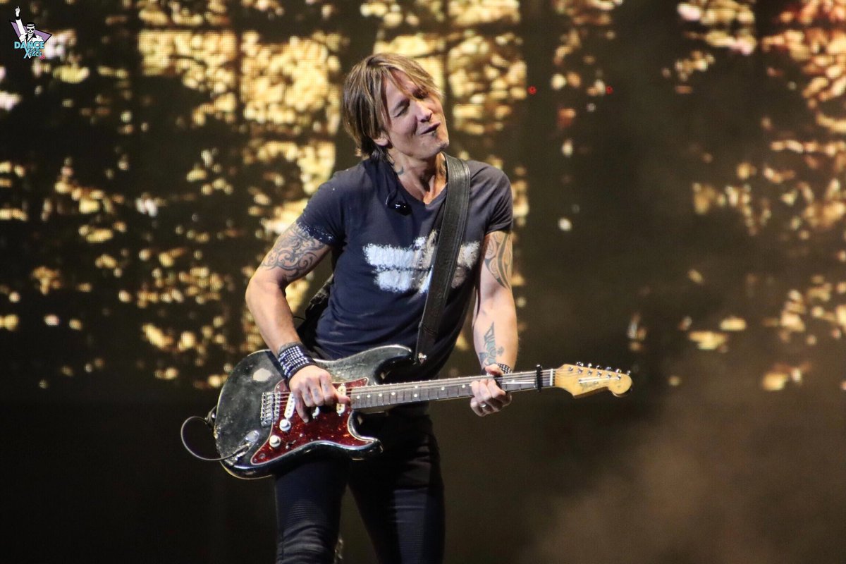 DanceYFO's tweet photo. .@KeithUrban at the #mohegansunarena inside the @mohegansun #casino for the #aconcertforrecovery #ctrecovers #keithurban #keithurbanconcert #concertforrecovery #mohegansun #country #countrymusic #livemusic #concertphotography #danceyourfaceoff #dyfo https://t.co/4znIil2i6Q