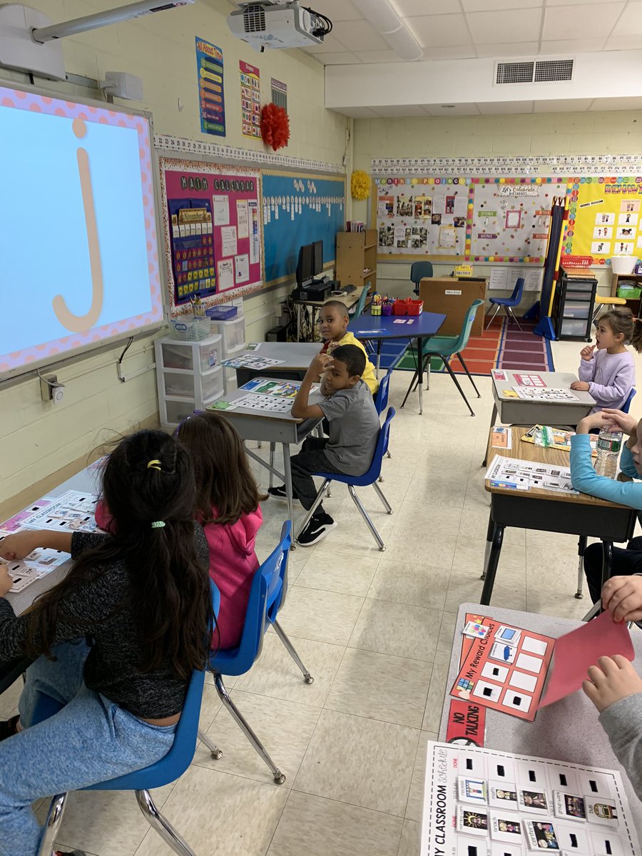 KelliWerner's tweet photo. Rm19 practicing our sounds and letters while getting some exercise in between🌟 #cliffwoodproud #buildingstrongminds https://t.co/Qyps3sJ6LL