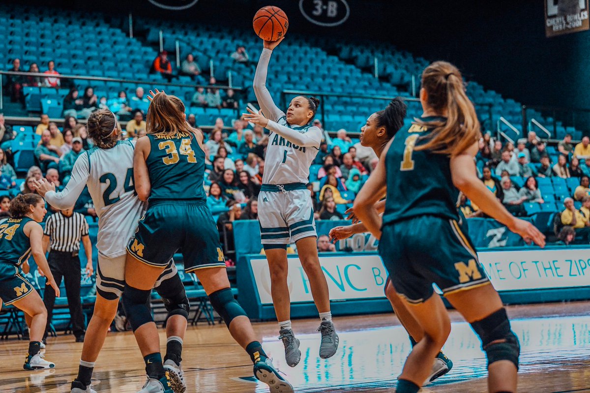 CoachWilliamsjr's tweet photo. Nice Good vs top 25 Michigan @_kmiller__  #1 was not there but she took someone ankles got in the lane for the #FloaterGame  she apart of that #DiamondFamily Keep working solid night for you Kido Fear The🦘 https://t.co/GMTKXcYlna