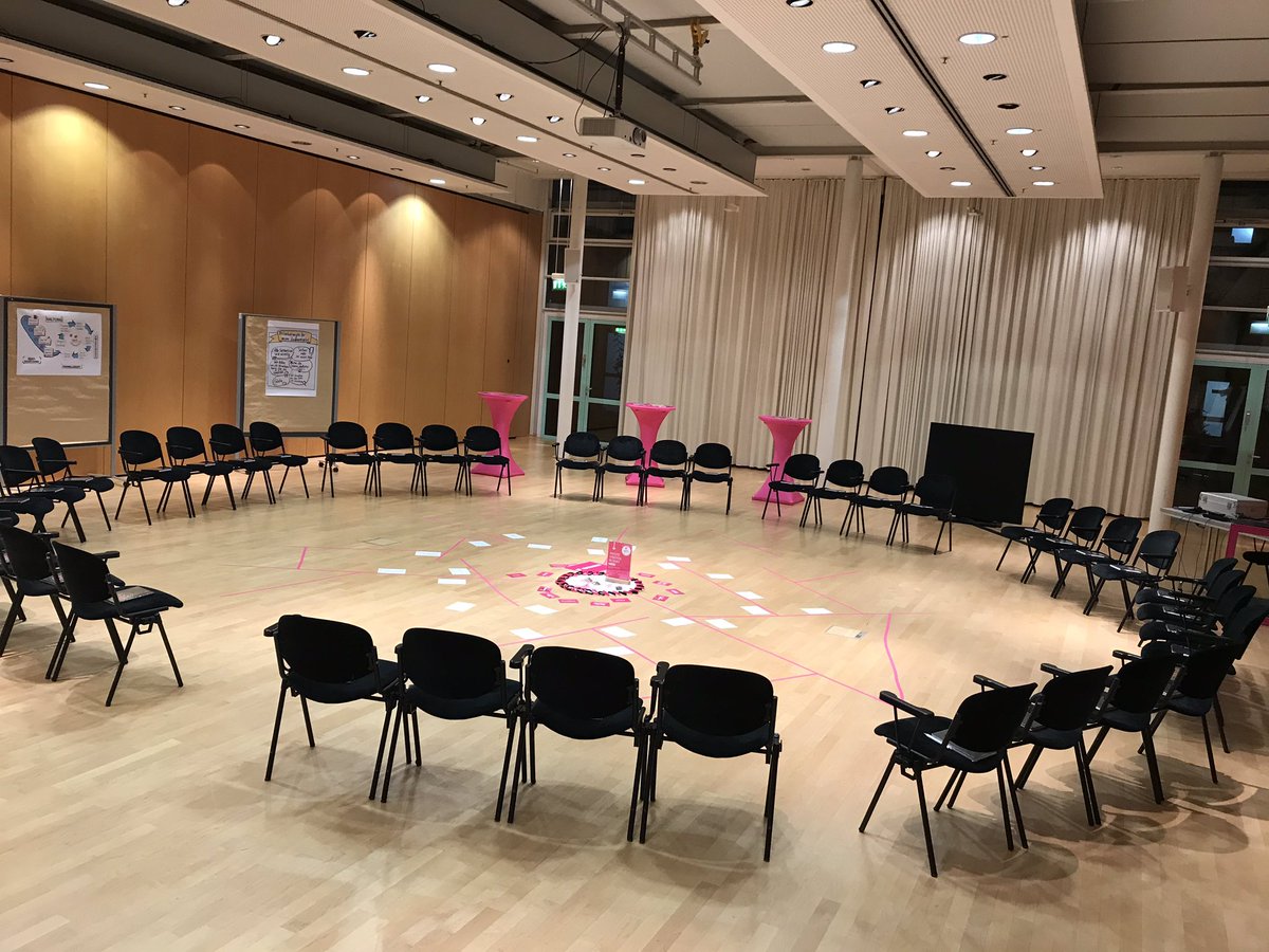 winfried_ebner's tweet photo. Danke @katizair für dieses starke Raum-Setting!
Wir sind gut vorbereitet, morgen ab zehn geht’s los 🚀
#DieGuides für #AndersArbeiten Netzwerk-Treffen No. 13 👍
#Telekomwall https://t.co/CREv9yzI5S