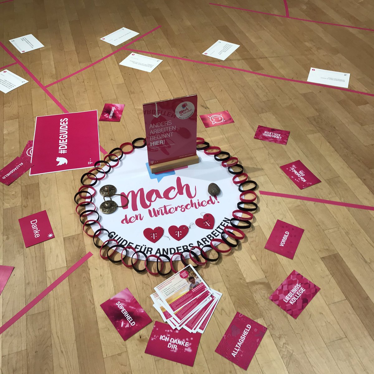 winfried_ebner's tweet photo. Danke @katizair für dieses starke Raum-Setting!
Wir sind gut vorbereitet, morgen ab zehn geht’s los 🚀
#DieGuides für #AndersArbeiten Netzwerk-Treffen No. 13 👍
#Telekomwall https://t.co/CREv9yzI5S