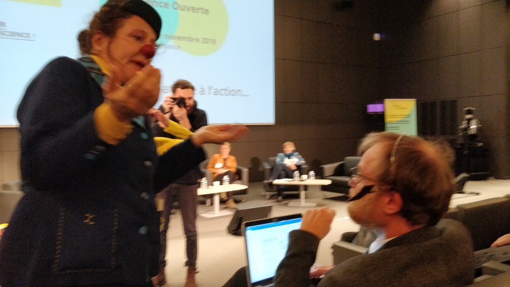 rdicosmo's tweet photo. Après une journée intense sur la #Science #ouverte, cela se relache un peu :aux #jso2018 😁 https://t.co/wDILvtyNeA