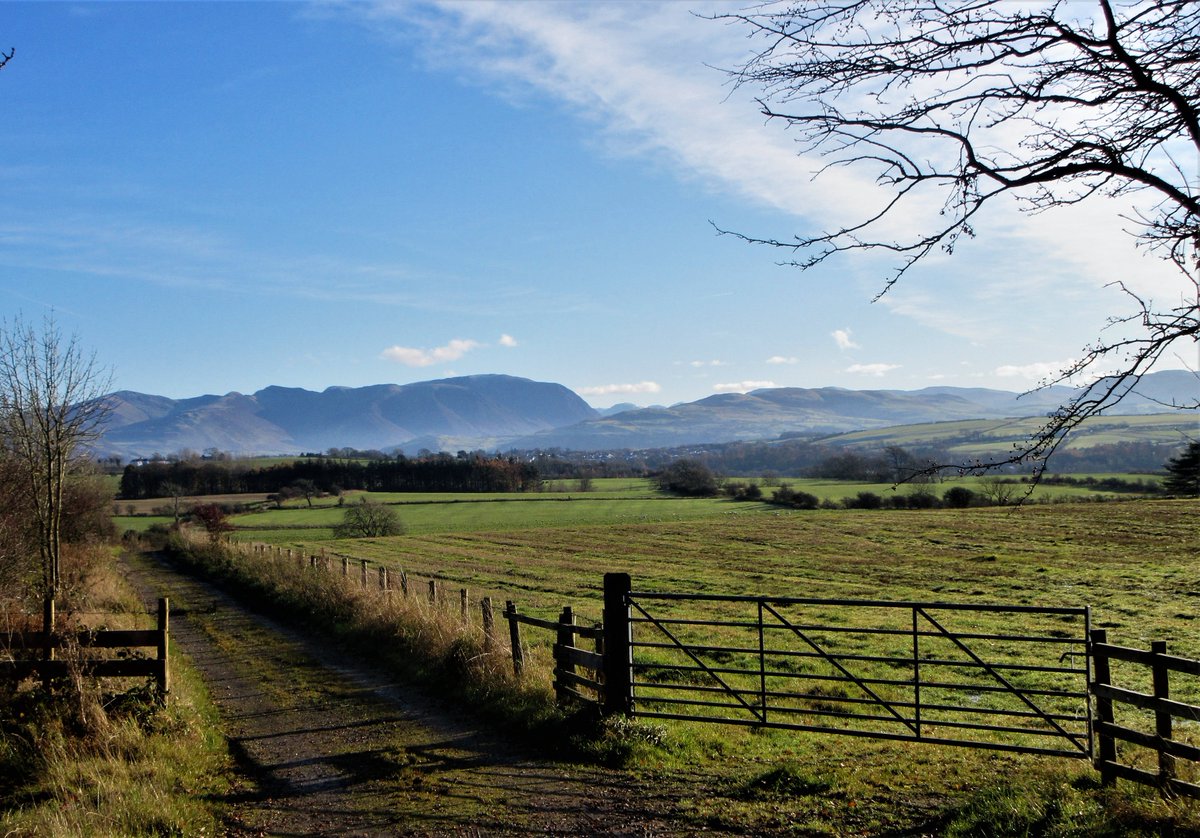 StanLeigh18's tweet photo. #Cockermouth to #Bridekirk & #Dovenby walk with views of #Grasmoor #Whiteside #Skiddaw #WatchHill & #StBridgetsChurch and the memorial garden
@Cumbria_Photo @PictureCumbria @FeatureCumbria @visitcmouth
Sunshine all the way - just gloriousβοΈβοΈ https://t.co/i1OMmiE81P