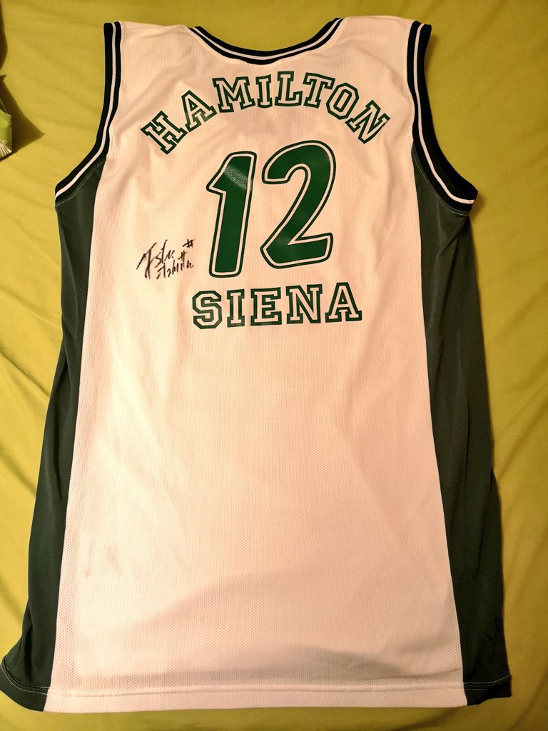fulgencio79's tweet photo. Volver de NYC y encontrarte con este camisetón hace la vuelta más llevadera #menssanabasket #siena #justinhamilton #laligadeherreros #matchworn #jerseycollector https://t.co/BOB8pw7oUx