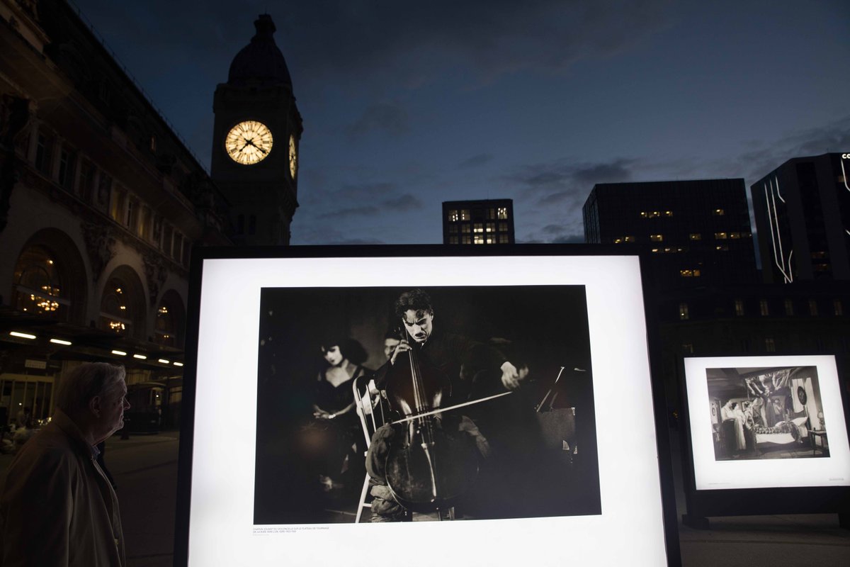 clsolard's tweet photo. Dans le cadre de l'exposition "Chaplin, l'Homme Orchestre" actuellement à la @philharmonie de @Paris, une sélection de clichés est exposée @Paris #gare de Lyon 🎺@ChaplinOfficial https://t.co/OLoyFBqCef