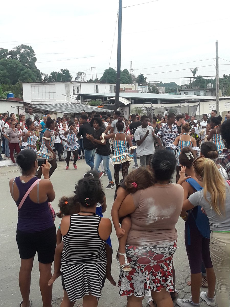 Como parte de la celebraciones por el 500 aniversario de nuestra capital los educadores del municipio Arroyo Naranjo junto a los estudiantes, festejaron esta actividad con una gran exposición en la guinera #EducaciónLaHabana,#SomosContinuidad,