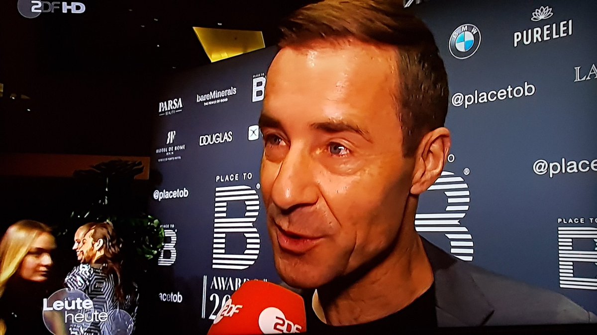 IamIllgner's tweet photo. Kai Pflaume beim Influencer-Preis #PlacetoB: "Hey Folks, ich drope jetzt den Shit ganz fly on Insta, ihr kleinen Pissa!" https://t.co/hzIWYGMtYc